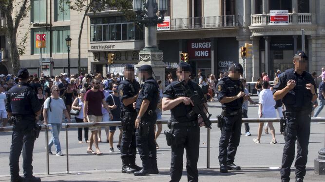 Varios policías en Las Ramblas de Barcelona