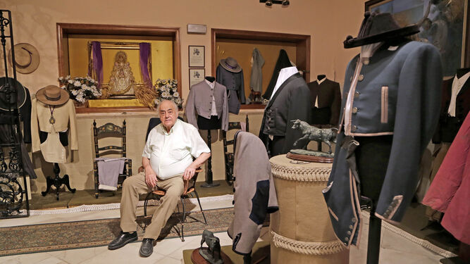 Antolín Díaz, sentado en su museo del traje corto.
