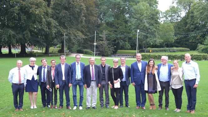 'Foto de familia' de los asistentes en Bélgica a la Asamblea General de la Red de Ciudades Europeas del Caballo (Euro Equus).