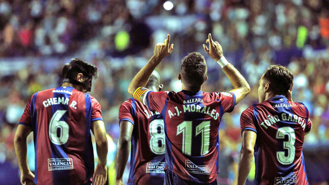 Morales celebra junto a sus compañeros su gol desde el punto de penalti.