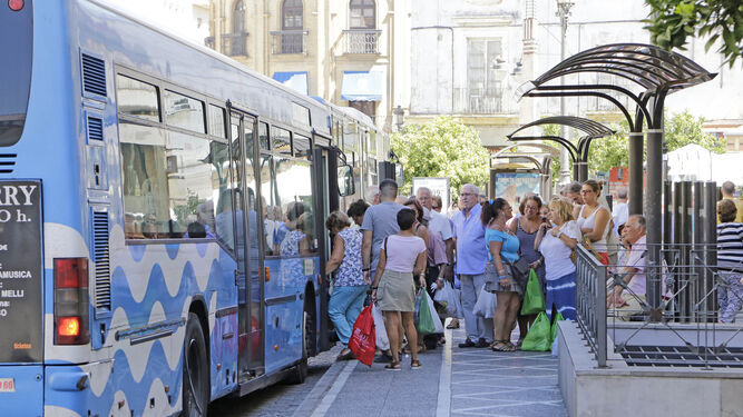 Usuarios de los autobuses urbanos en la plaza Esteve.