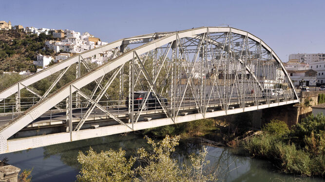 Una vista de este puente colgante que se construyó en 1920 tras la riada que destrozó el anterior tres años antes.