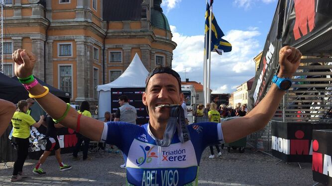 Abel Villena, radiante tras finalizar el Ironman de Kalmar, en Suecia.