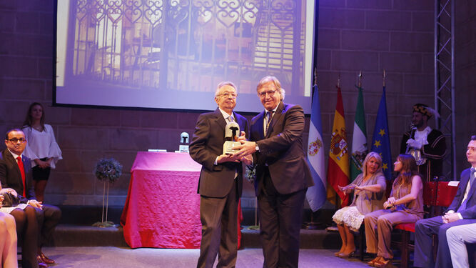 De la Quintana recoge su premio el pasado año de manos del delegado Francisco Camas.