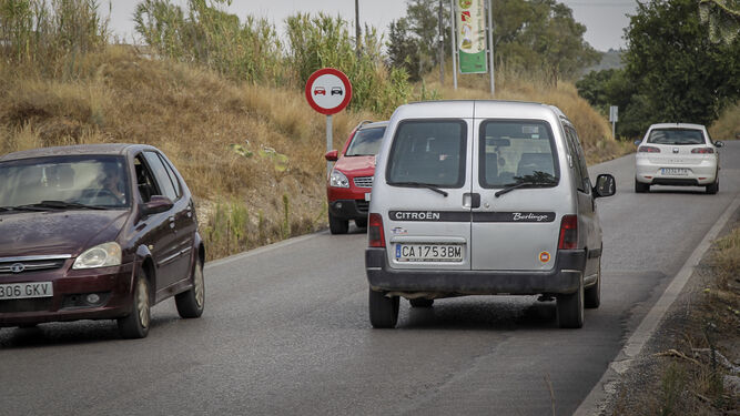 Varios coches circulando ayer por la carretera que une Jerez con Estella del Marqués (A-2003) a la altura del cementerio.