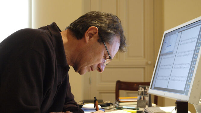 Alfredo Aracil (Madrid, 1954) en su mesa de trabajo.