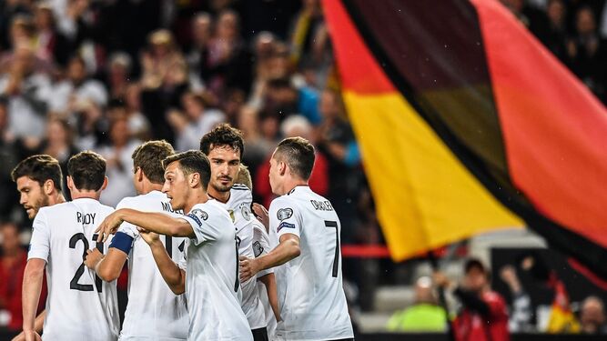La selección alemana festeja uno de los seis goles que le endosó a Noruega en Stuttgart.