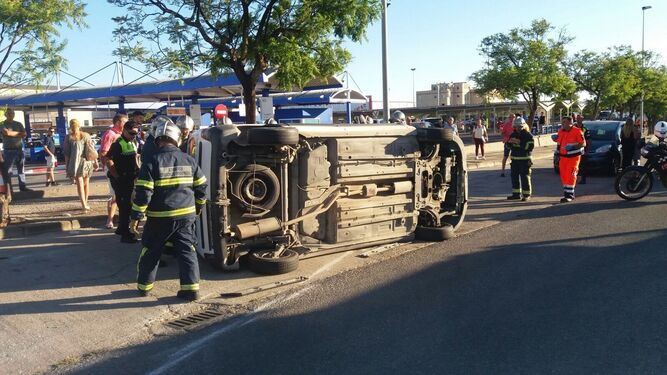 Imagen del turismo volcado tras una colisión en la calle Rodrigo de Jerez.