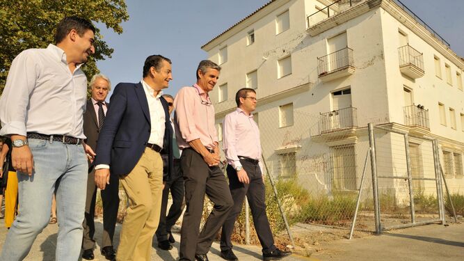 El delegado del Gobierno en Andalucía, Antonio Sanz, visitó ayer Arcos para anunciar a los vecinos el arranque de las obras en la Verbena.