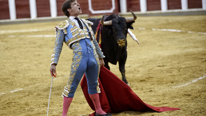 El Juli, en un desplante, delante del toro 'Fanfarria', de Daniel Ruiz, que fue indultado ayer en Valladolid.