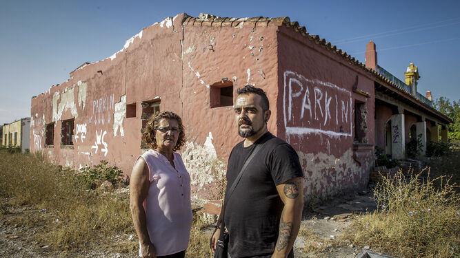 Isabel Postigo y su hijo Jairo, junto a la parte exterior de la finca, aún de su propiedad, hace solo unos días.