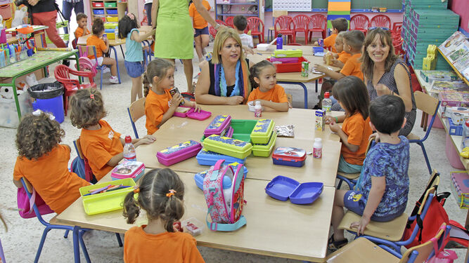 Mamen Sánchez y la delegada Laura Álvarez, en una de las clases de Infantil del CEIP Ciudad de Jerez.