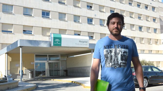 Sergio Ceballos, frente al Hospital Punta Europa, ayer.
