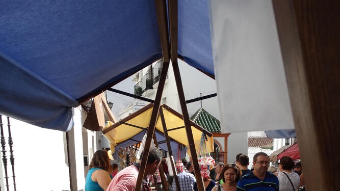 Los productos artesanos de la zona de Almogía toman las calles del municipio durante el Día de la Almendra.
