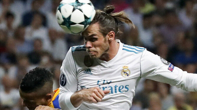 Bale cabecea el balón en una jugada ante el Apoel.