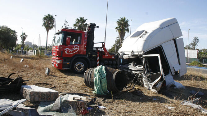 La cabina del camión en el que viajaban las dos personas se despegó del trailer y quedó completamente destrozada.