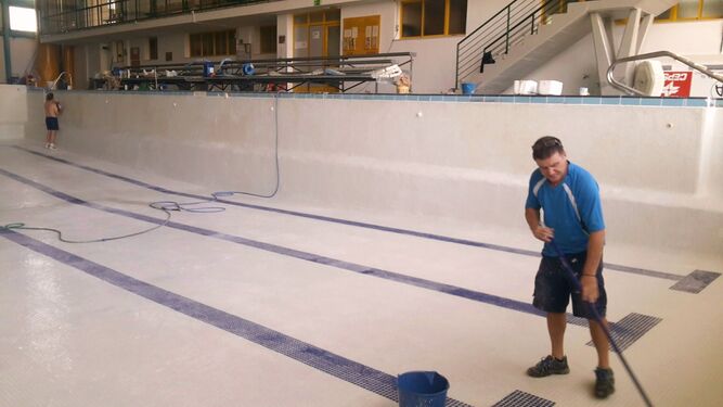 Un operario realiza labores de limpieza en la piscina Arquitecto José Laguillo.