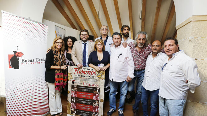Artistas, peñistas, patrocinadores y la alcaldesa Mamen Sánchez posan para los medios.