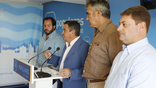 José Loaiza, ayer, junto a Javier Durá, Ricardo Sánchez y José Manuel Pérez en la sede del PP de Jerez.