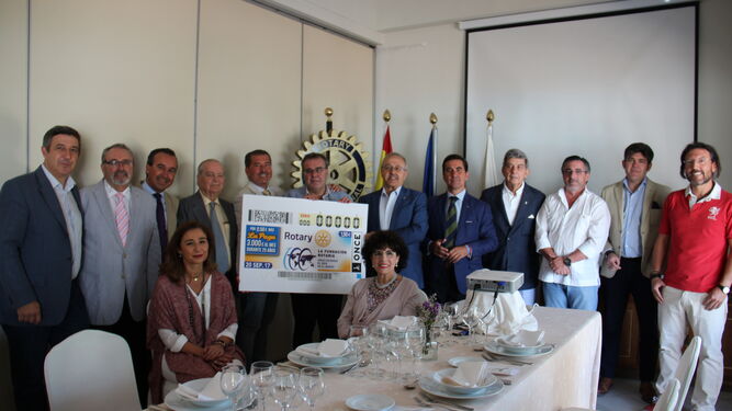 Miembros del Club Rotary de Jerez durante la presentación del cupón