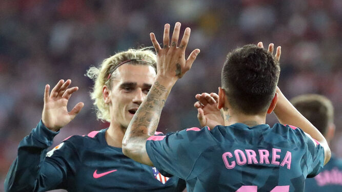 Griezmann y Correa celebran el primer gol del partido.