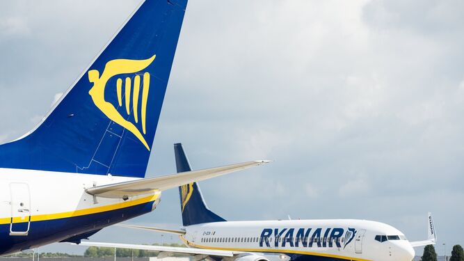 Dos aviones del Ryanair en el aeropuerto de Charleroi, en Bélgica.