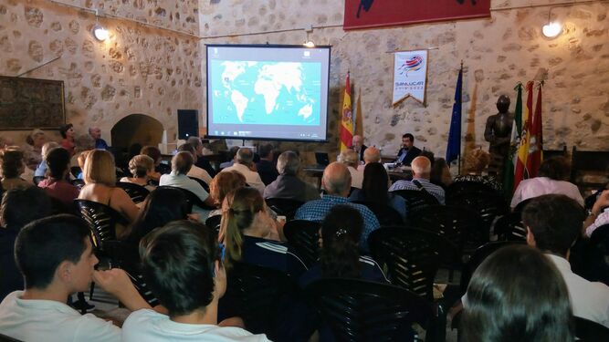 Una de las conferencias de la primera jornada del II Congreso Internacional sobre la Primera Vuelta al Mundo, que se celebra en el Castillo de Santiago de Sanlúcar.