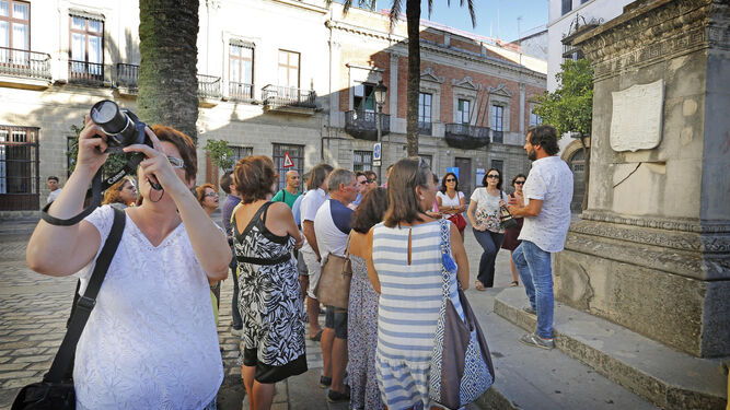 Varias personas asisten a una de las rutas por el Jerez del vino realizadas hace unas semanas.