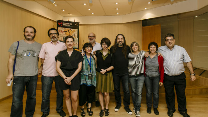 Premiados en la 49 edición de Alcances como Nayra Sanz, Carmen Menéndez y Manuel Jiménez, junto al Jurado Oficial y al director del festival.