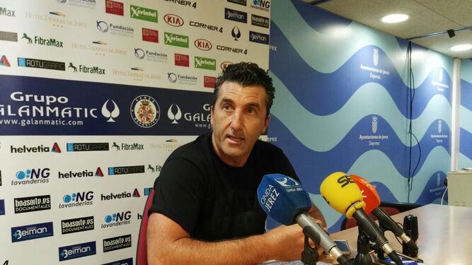 Edu Villegas, director deportivo del Xerez DFC, ayer en la rueda de prensa que ofreció en Chapín.