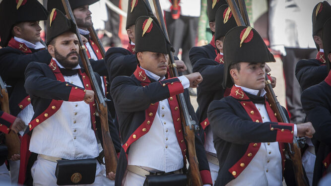 Una sección de Infantería de Marina ataviada con los uniformes históricos de los granaderos y fusileros de 1802.