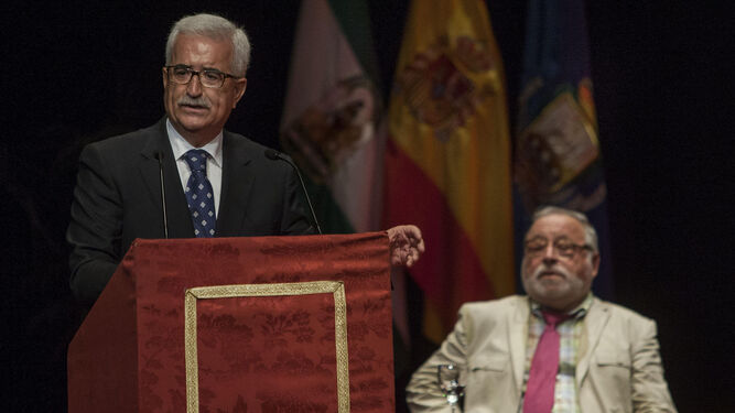 Manuel Jiménez Barrios, vicepresidente de la Junta de Andalucía, ayer durante su intervención en el Teatro de Las Cortes de San Fernando.