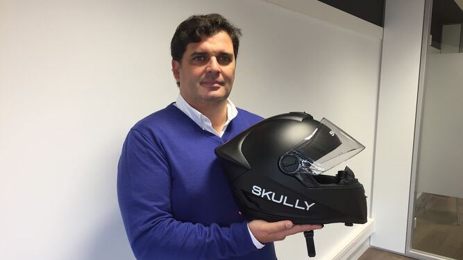 El gaditano Rafael Contreras, con el prototipo del casco Skully en la mano.