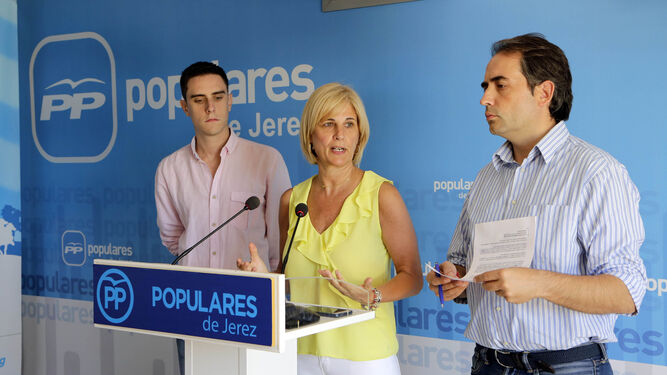 Jaime Espinar y María José García-Pelayo, en la sede del PP en Jerez.