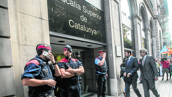 Albert Batalla, alcalde de La Seu d'Urgell, entra en la Fiscalía de Barcelona junto a su abogado para que le tomen declaración.