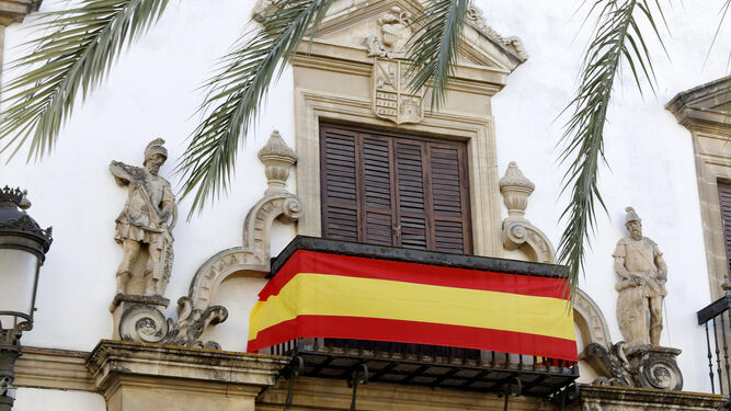 Casa palacio en la plaza Rafael Rivero que también luce los colores de España.