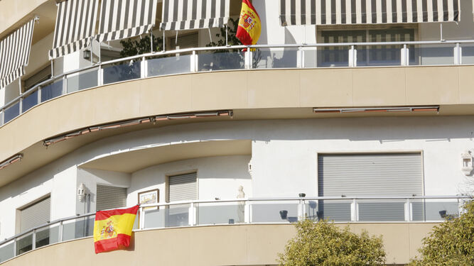 Dos banderas lucen en dos pisos de un edificio de la calle Sevilla.