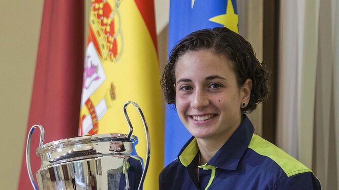 Ana Carrasco, con el trofeo de vencedora de SSP300 en Portugal.
