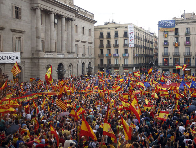La marcha por la "unidad de Espa&ntilde;a" en Barcelona, en im&aacute;genes