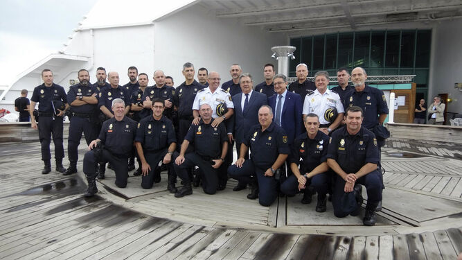 Juan Ignacio Zoido visita a los agentes de la Policía y la Guardia Civil desplegados en Barcelona.