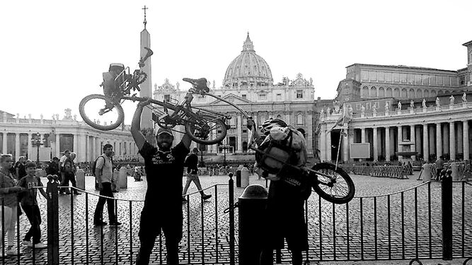 Juan Meira (izquierda) con su amigo Pedro, quien le ha acompañado gran parte de este viaje, ayer en el Vaticano.