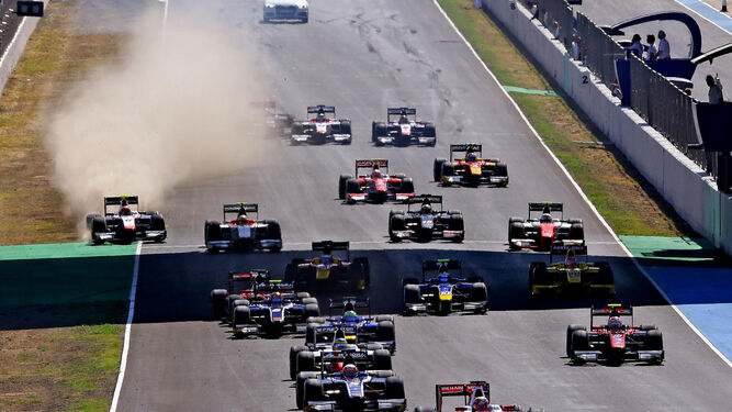 Leclerc, con el número 1 del Prema Racing, encabeza la carrera tras una salida en la que Ferrucci levantó una gran polvareda.