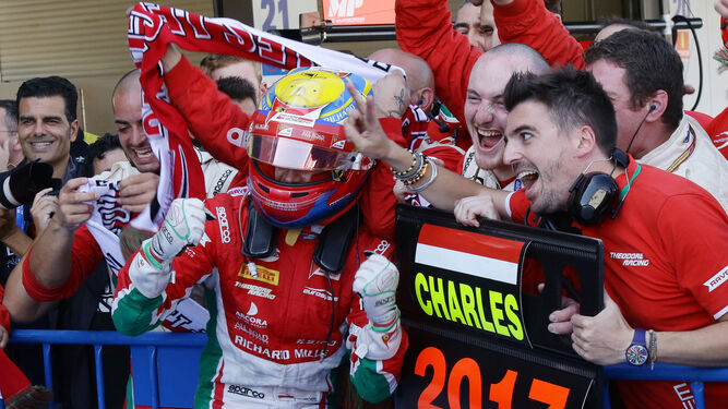 Leclerc celebra con su equipo el título de campeón.