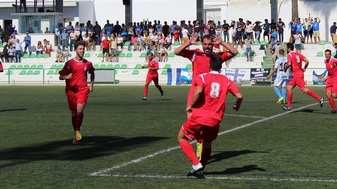 Paco Borrego celebra con Alberto su gol, que ponía el 0-2 en el marcador.