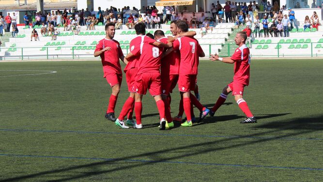 Los futbolistas del Xerez CD celebraron en Lebrija el primer triunfo de la temporada, que llegó después de festejar tres goles en el Municipal.