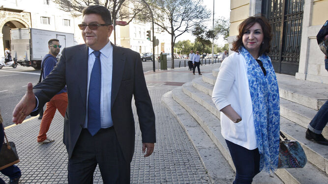Lorenzo Sánchez y Eva Corrales, en mayo de 2016 en Cádiz, cuando fue juzgado el caso Uniformes.