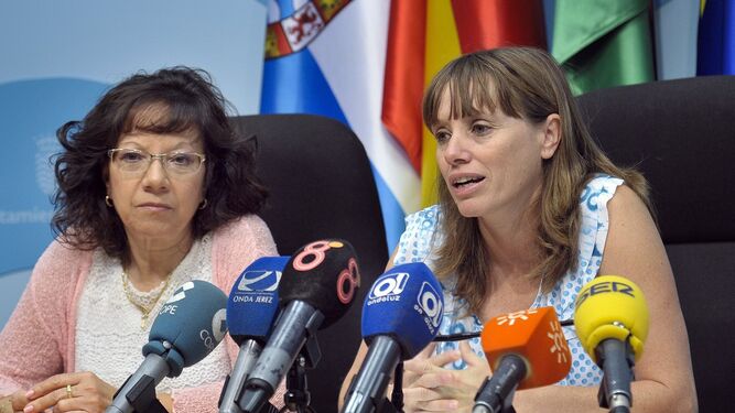 Laura Álvarez y Carmen Collado, en la rueda de prensa de ayer.