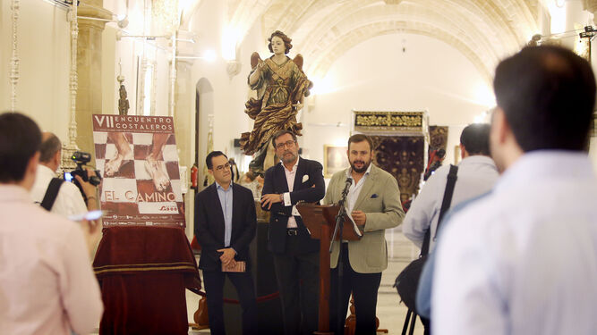 Momento de la presentación en los claustros de Santo Domingo, del séptimo encuentro de costaleros en Jerez.