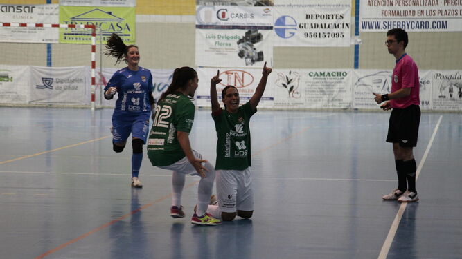 Bibi (12) y Caridad corren para celebrar un gol con Venegas, la capitana del Guada.