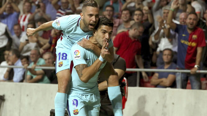 Alba y Luis Suárez celebran el tanto de este último.